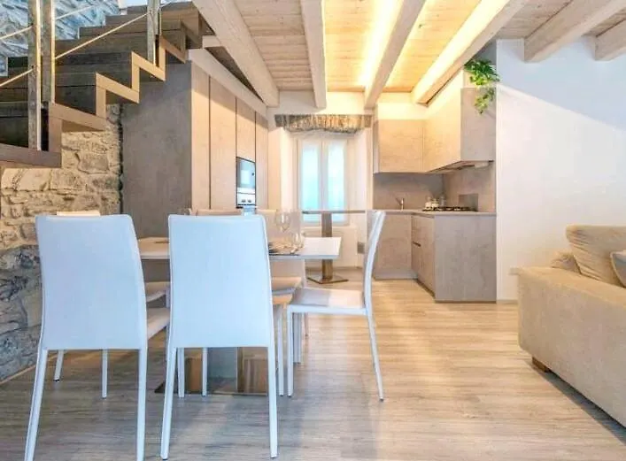 Lake View-Historical Center-Olga House Argegno 0*,  Italia
